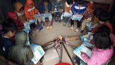 Học sinh Trường Tiểu học Dào San quây quần bên bếp lửa học bài. Ảnh: Ngọc Diệp