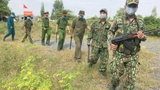 Lực lượng biên phòng, công an tuần tra khu vực biên giới ở xã Tân Hộ Cơ (huyện Tân Hồng, tỉnh Đồng Tháp). Ảnh: Đình Đình.
