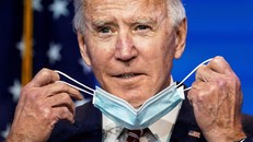 Tổng thống Biden thường xuyên đeo khẩu trang. Ảnh: Reuters