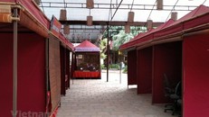 Các lều cho chữ thư pháp tại khu vực Hội chữ Xuân đóng cửa. (Ảnh: Minh Thu/Vietnam+)