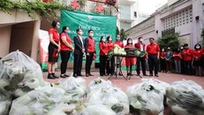 Trung ương Hội Chữ thập đỏ Việt Nam phối hợp với Nhóm Tình nguyện viên Chữ thập đỏ “Mùa Thu và những người bạn” hỗ trợ tiêu thu trên 10 tấn nông sản cho người dân vùng dịch tỉnh Hải Dương. (Ảnh: Thanh Tùng/TTXVN)