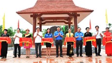 Các đồng chí lãnh đạo tỉnh và lãnh đạo Trung ương Đoàn cắt băng khánh thành Bia di tích Trung ương Đoàn TNCS Hồ Chí Minh