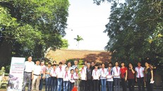 VIASEE từng tổ chức Chương trình trồng cây Bồ đề và trao quà cho các cháu học sinh nghèo học giỏi tại Chùa Nôm (tỉnh Hưng Yên).