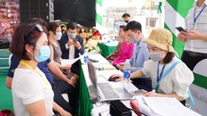 Các quầy tư vấn thu hút đông đảo khách hàng nhờ chính sách bán hàng hấp dẫn