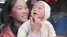 Người mẹ trẻ tuổi 18... (Ảnh: Bông Mai)