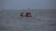 300 người cùng 2 máy bay trực thăng tham gia tìm kiếm nạn nhân ở Cửa Đại