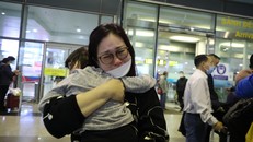 Hành khách vỡ òa trong niềm xúc động khi về đến Nội Bài an toàn, được đoàn tụ người thân