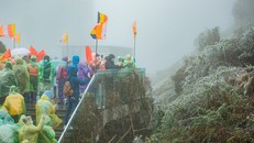 Du khách thích thú ‘săn’ băng trên đỉnh Fansipan