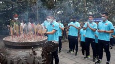 Lãnh đạo VFF, ban huấn luyện cùng các cầu thủ U23 dâng hương tại Đền Hạ thuộc Khu di tích lịch sử quốc gia đặc biệt Đền Hùng. (Ảnh: Trung Kiên/TTXVN)