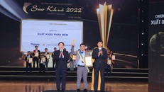 Anh Bùi Thanh Tùng, giám đốc kinh doanh Tinhvan Software nhận giải thưởng Sao Khuê 2022