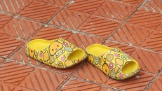 Chiếc dép còn lại của cháu bé Mai Ngọc Diệu L. 6 tuổi