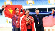 Vận động viên Nguyễn Thị Oanh nhận huy chương Vàng nội dung chạy 3000m vượt chướng ngoại vật. (Ảnh: Huy Hùng/TTXVN)