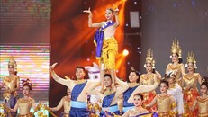 Chương trình biểu diễn nghệ thuật chào mừng của đất nước Chùa Tháp bằng Vũ điệu Apsara - biểu tượng của văn hóa, tâm hồn và bản sắc của người Khmer. Ảnh: TTXVN