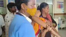 Ít nhất 150 người, chủ yếu là các công nhân nữ, bị ngộ độc khí. (Nguồn: India Times)