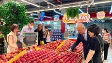 Ông Joe Nelson và bà Nguyễn Thị Phương tham quan gian hàng trái cây New Zealand