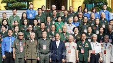 Chủ tịch nước Nguyễn Xuân Phúc với các đại biểu cựu thanh niên xung phong tại buổi gặp mặt - Ảnh: TTXVN