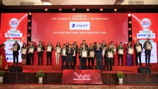 Ông Phạm Huy Hoàng - Phó Tổng Giám đốc Công ty Công nghệ thông tin VNPT lên nhận cúp, giấy chứng nhận doanh nghiệp TOP 10 Công ty công nghệ uy tín năm 2022