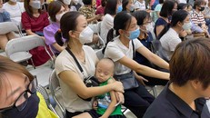 Phụ huynh có mặt từ sớm bốc thăm giành suất học mầm non cho con ở trường Hoàng Liệt