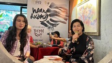 Tác giả Ruby Mac (bên phải) trong buổi ra mắt cuốn sách "Bệnh quỷ"