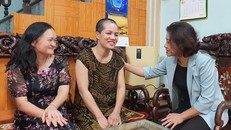 Chủ tịch Công đoàn ngành Giáo dục Hà Nội Trần Thị Thu Hà trò chuyện với cô giáo Nguyễn Thị Lưu, Trường Tiểu học Xuân Phương, quận Nam Từ Liêm.