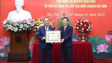 Thay mặt Bộ Chính trị, Ban Bí thư Trung ương Đảng, đồng chí Võ Văn Thưởng trân trọng trao Huy hiệu 40 năm tuổi Đảng tặng đồng chí Nguyễn Xuân Phúc - Ảnh: VPCTN