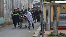 Lực lượng chức năng đưa nạn nhân đi cấp cứu. (Ảnh: Thái Hùng/TTXVN)