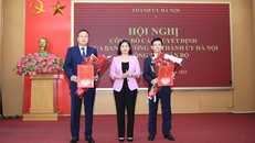 Phó Bí thư Thường trực Thành ủy Hà Nội Nguyễn Thị Tuyến trao Quyết định của Ban Thường vụ Thành ủy và tặng hoa chúc mừng 2 đồng chí Phạm Quang Thanh, Bùi Duy Cường tại huyện Sóc Sơn