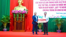 Ông Nguyễn Đăng Thanh – Phó Tổng giám đốc HDBank (trái) trao tặng kinh phí trao tặng kinh phí xây dựng 100 căn nhà đại đoàn kết. Ông Lữ Quang Ngời - Chủ tịch UBND tỉnh Vĩnh Long đại diện nhận