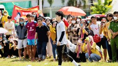 Ca sĩ Jack tham gia giải đấu cùng thanh thiếu niên huyện Mỏ Cày Nam, tỉnh Bến Tre