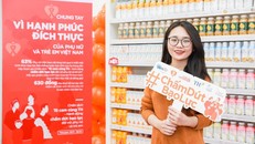 Khách hàng trẻ check in góc cam cùng sản phẩm TH có màu cam.