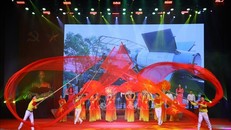 Lễ kỷ niệm 50 năm Chiến thắng Hà Nội - Điện Biên Phủ trên không