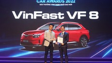 Ông Hoàng Chí Trung, Tổng Giám đốc VinFast Trading Việt Nam (bên phải) nhận giải thưởng “Ngôi sao mới” cho mẫu xe VF 8 tại lễ trao giải Car Awards 2022
