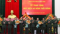 Trao Huy hiệu 40 năm tuổi Đảng tặng các đồng chí lãnh đạo Bộ Quốc phòng