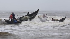 Cảnh báo gió mạnh, sóng lớn và mưa dông trên các vùng biển