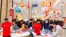 Khách hàng mua sắm đông đúc tại DOJI Tower Lê Duẩn