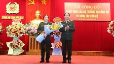 Thượng tướng Trần Quốc Tỏ tặng hoa chúc mừng Đại tá Đặng Hồng Đức được điều động đến nhận công tác và giữ chức vụ Chánh văn phòng Bộ Công an