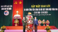 Phó Chủ tịch Thường trực UBND tỉnh Nguyễn Thanh Bình thay mặt lãnh đạo tỉnh tặng hoa chúc mừng