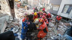 Lực lượng cứu hộ giải cứu nạn nhân khỏi đổ nát sau trận động đất tại Antakya, tỉnh Hatay, Thổ Nhĩ Kỳ, ngày 12/2/2023. 