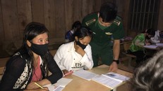 Trung uý Vì Văn Liêm tận tình giảng bài cho đồng bào tham gia lớp học