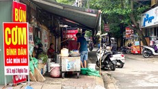 ’Chiến dịch’ giành lại vỉa hè ở Hà Nội: Nhiều nơi ’phớt lờ’, ngang nhiên vi phạm 