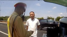 Lực lượng Cảnh sát Giao thông kiểm tra giấy tờ của người vi phạm. (Nguồn: Báo Chính phủ)