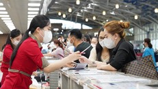 Ngay khi có bất kỳ thắc mắc nào, hành khách nên chủ động hỏi các nhân viên tại sân bay hoặc tiếp viên trên tàu bay để được hỗ trợ. Ảnh: Tài Nguyễn