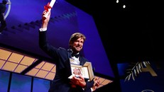 Phim "Triangle of Sadness" đoạt giải Cành cọ vàng 2022