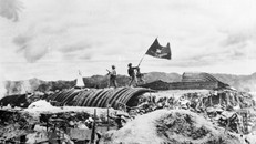 Chiều 7/5/1954, lá cờ "Quyết chiến - Quyết thắng" của quân đội nhân dân Việt Nam tung bay trên nóc hầm tướng De Castries. Chiến dịch lịch sử Điện Biên Phủ đã toàn thắng. (Ảnh: Tư liệu TTXVN)