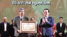 Chủ tịch nước Võ Văn Thưởng trao tặng Giải thưởng Hồ Chí Minh cho tác giả Chu Chí Thành, nguyên phóng viên Thông tấn xã Việt Nam với bộ ảnh "Hai người lính". Ảnh: Lâm Khánh/TTXVN