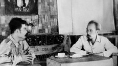 Chủ tịch Hồ Chí Minh tiếp Chủ tịch Lào Souphanouvong tại chiến khu Việt Bắc, năm 1958. Ảnh: Tư liệu TTXVN