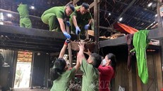 Lực lượng công an giúp đỡ người dân khắc phục hậu quả do gió lốc, mưa lớn gây ra ở xã Mã Ba, huyện Hà Quảng, tỉnh Cao Bằng