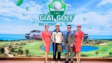 Ban tổ chức trao giải Eagle cho golfer Nguyễn Đình Cảnh