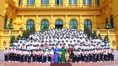 Phó Chủ tịch nước Võ Thị Ánh Xuân với các đại biểu dự Trại hè “Hoa Hướng dương” năm 2023. 