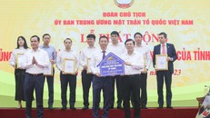 PTGĐ Phạm Đông Anh, đại diện TPBank trao ủng hộ 5 tỷ đồng tới MTTQ Việt Nam
